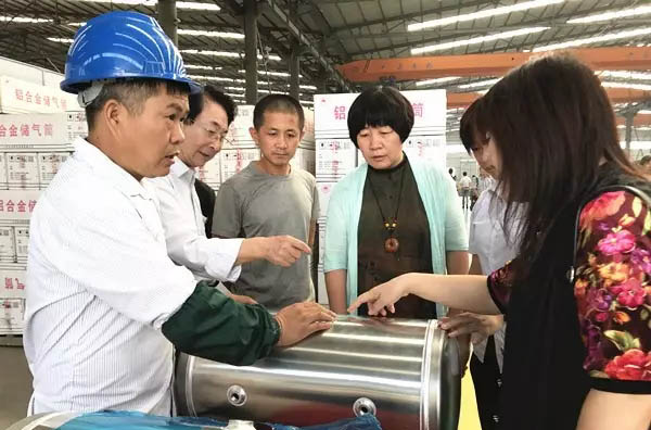 山东省装备制造业协会会长高玲（左四）参观水泊焊割产品